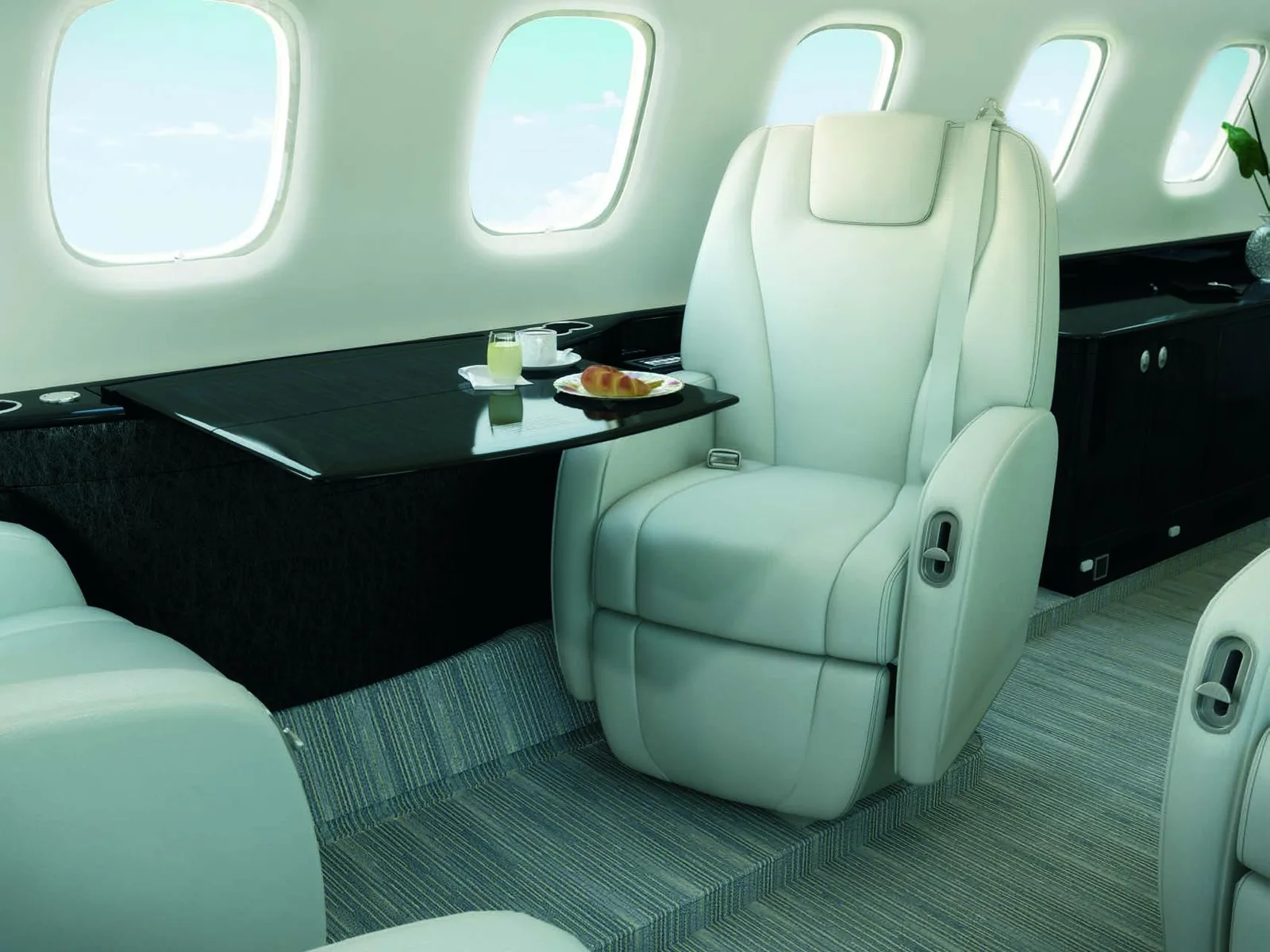 Embraer Legacy 650 – Cabin interior 2