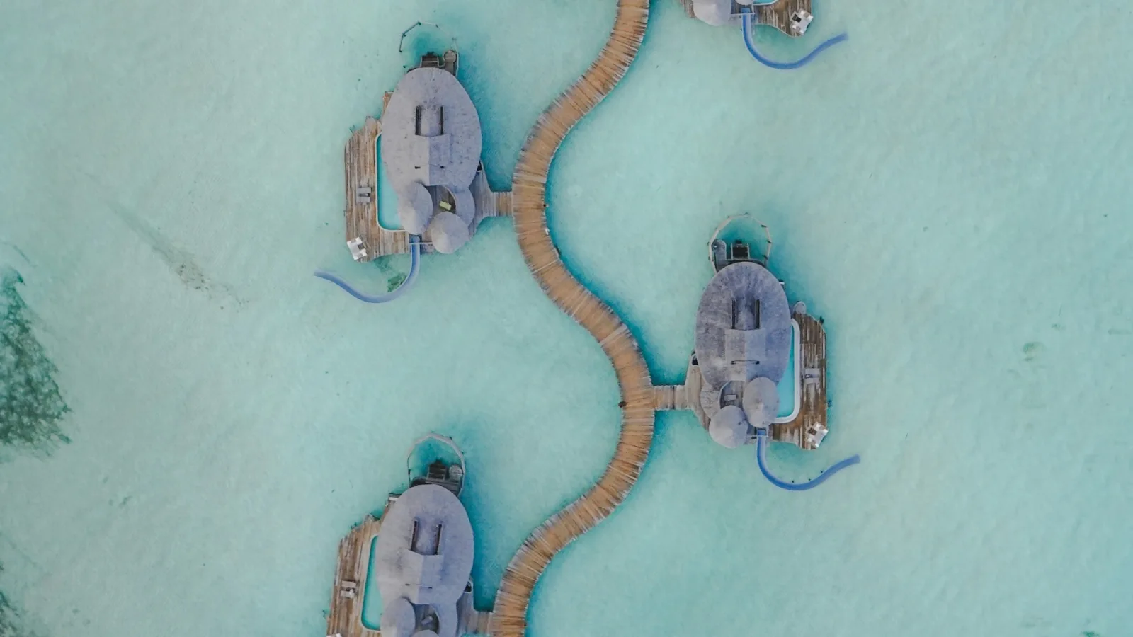 Wasservillen von Soneva Jani in der Lagune des Noonu-Atolls