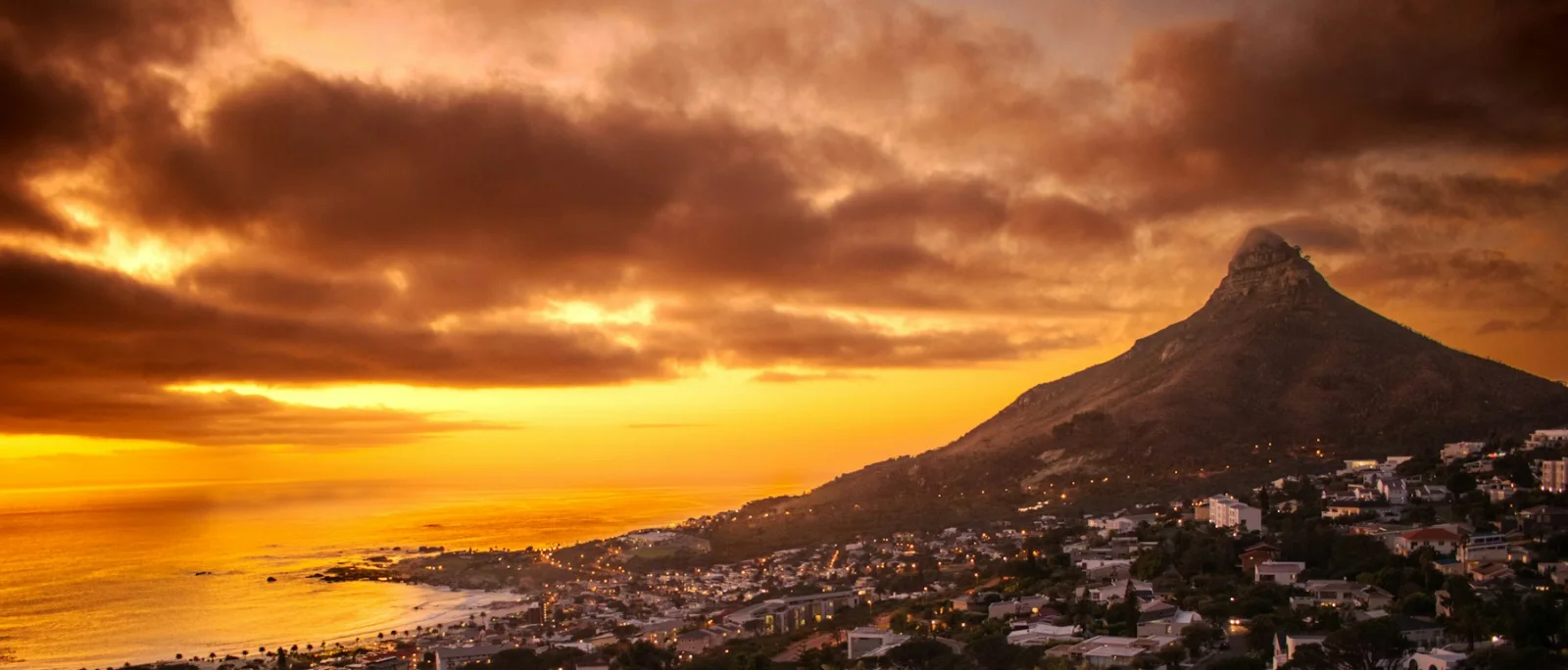Camps Bay und Lion’s Head in Kapstadt bei Sonnenuntergang
