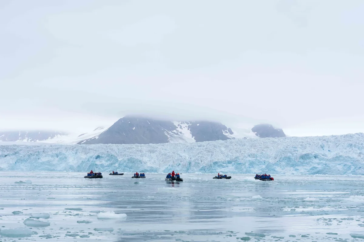 Zodiacs vor dem Gletscher Lilliehöökbreen auf Spitzbergen